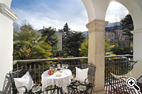 Balkon mit einzigartigem Flair und sch&ouml;nen Blick auf den mediterranen Garten