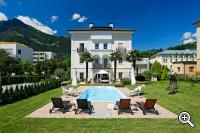 Giardino e piscina all'aperto del Garni Tyrol